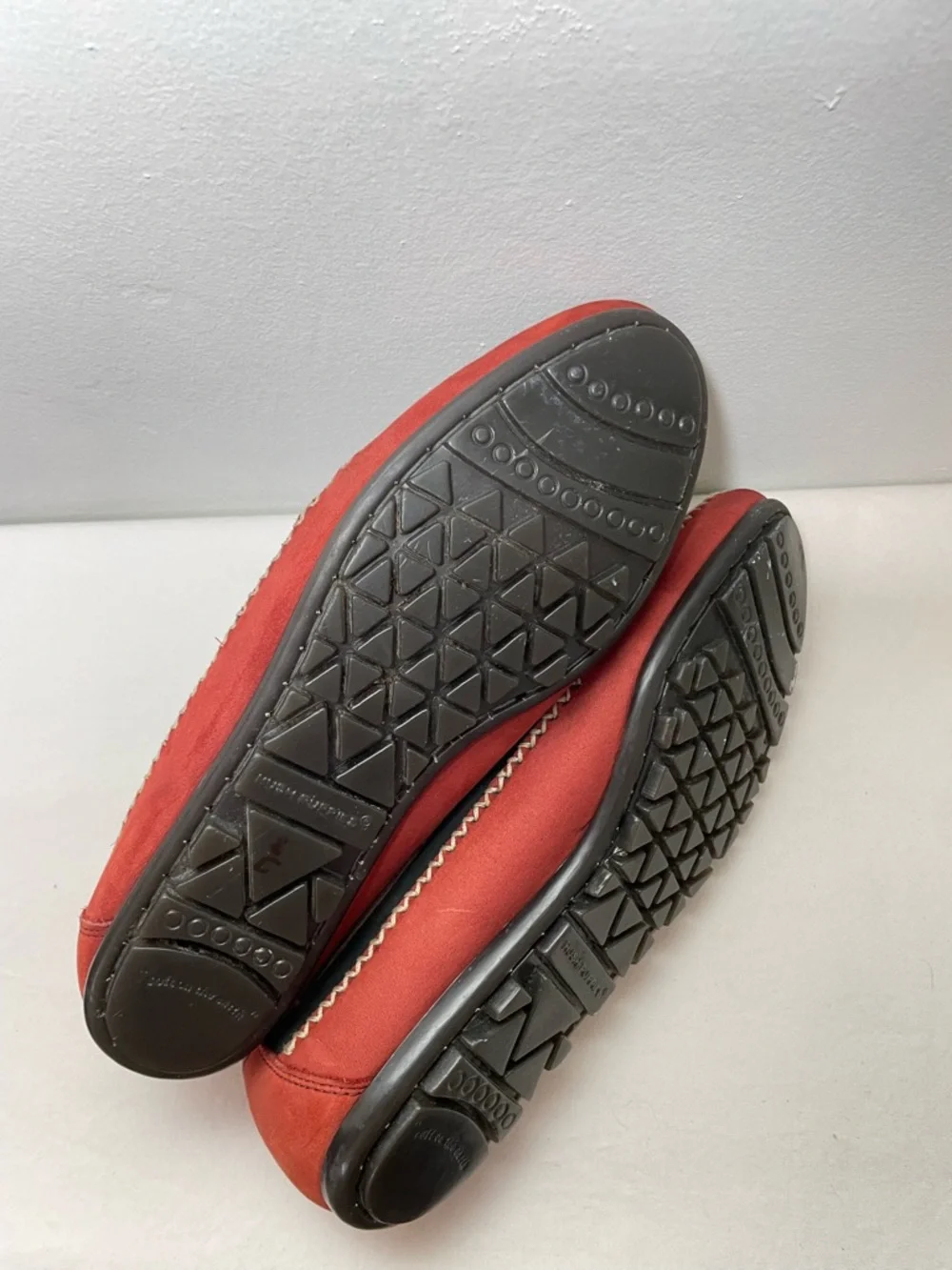 EUC Vintage Hush Puppies Red Black Cutout Moccasins Suede Flats 9